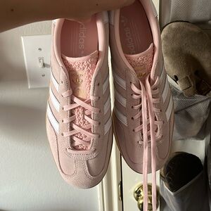 Light pink women’s Gazelle 9